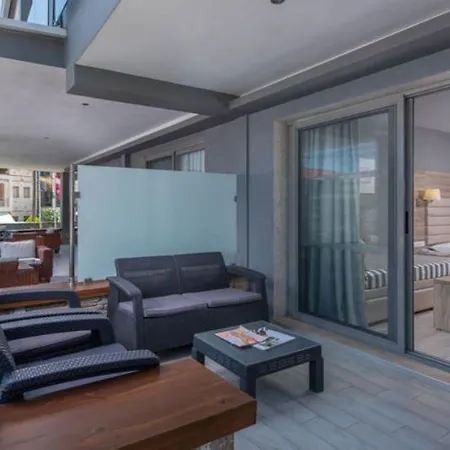 Dionysos & 3* هانيوتي