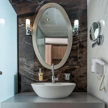 Dionysos & فندق هانيوتي