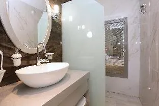 Dionysos & Szálloda